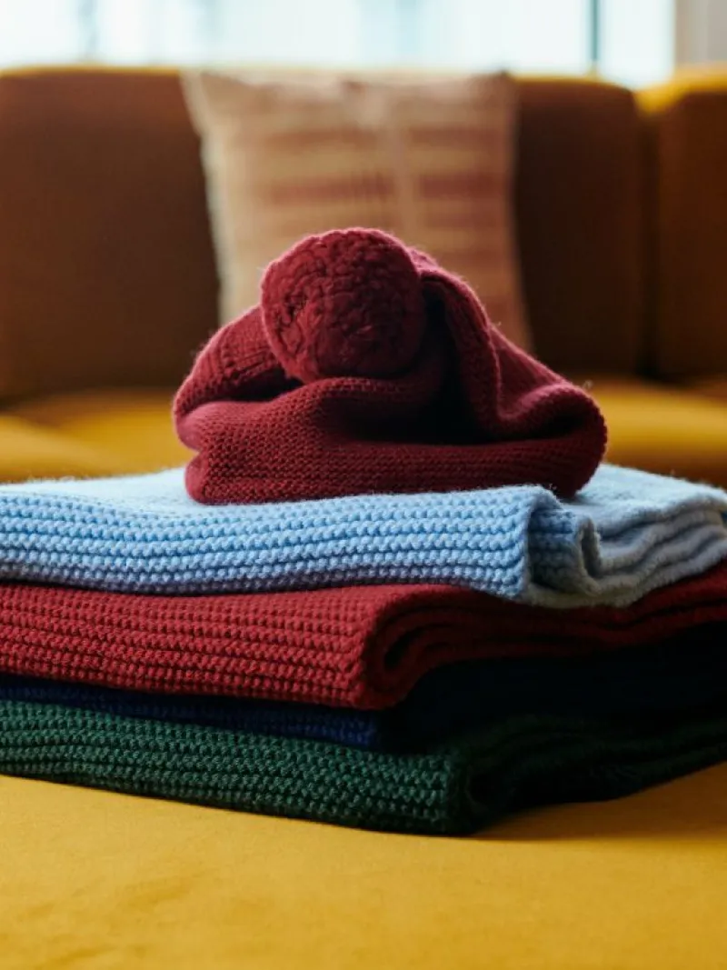 La Coqueta View All | Hats & Scarves^Burgundy Merino Kids Bobble Hat